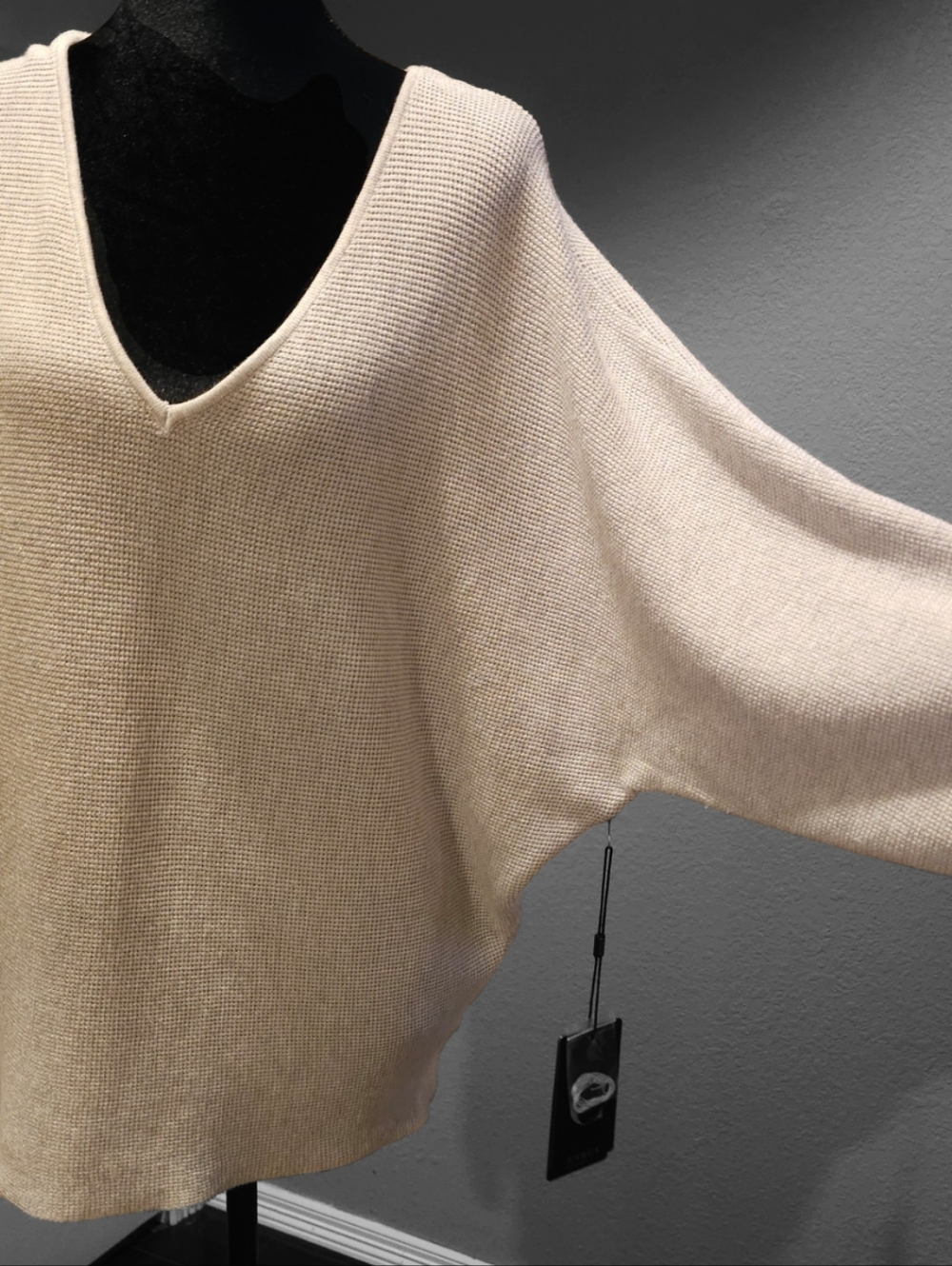 Cyrus Women's Cream V-Neck Ribbed Knit Sweater